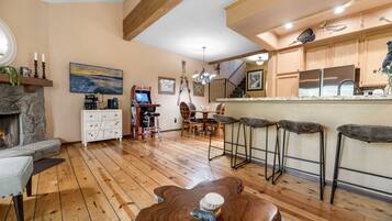 Basic Condo | Living area