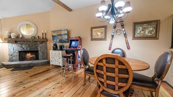 Basic Condo | Dining room