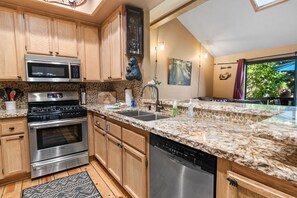 Basic Condo | Private kitchen | Electric kettle - Bayshore (Big Bear Lake)