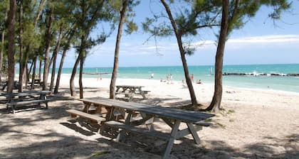 Admirals Gold Key West - Truman Annex Villa - Close to Beach and Duval w Parking and Pool Access