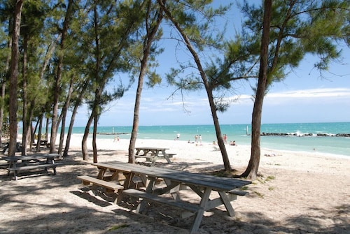 Admirals Gold Key West - Truman Annex Villa - Close to Beach and Duval w Parking and Pool Access