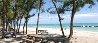 Admirals Gold Key West - Truman Annex Villa - Close to Beach and Duval w Parking and Pool Access