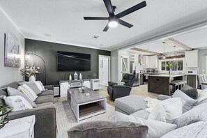 TV connectée, cheminée, table de tennis de table, livres