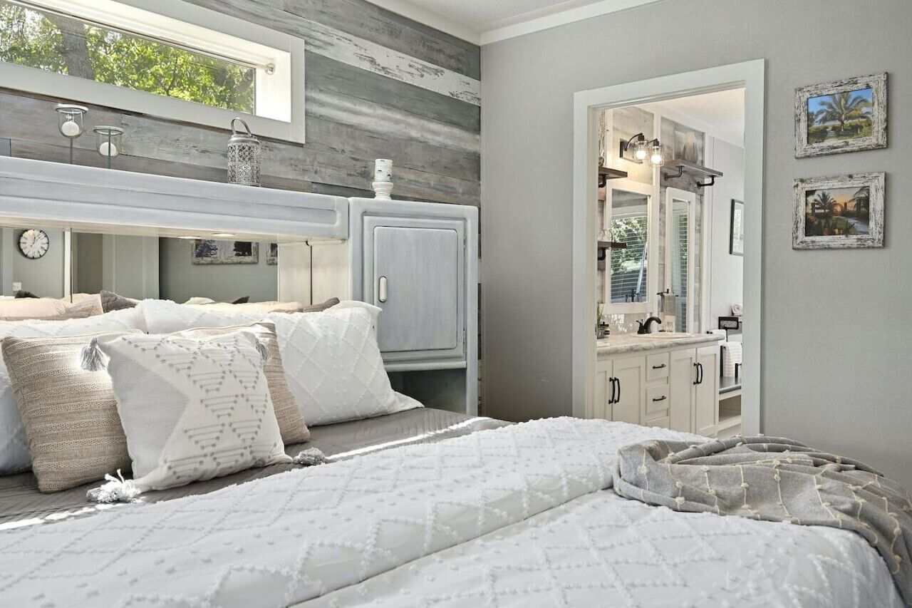 3 bedrooms, desk, iron/ironing board, travel crib