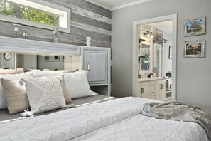 3 bedrooms, desk, iron/ironing board, travel cot