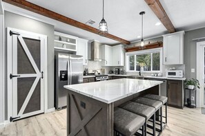 Kjøleskap, mikrobølgeovn, ovn og kokeplater