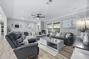 TV connectée, cheminée, table de tennis de table, livres