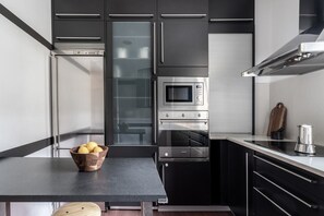 Réfrigérateur, micro-ondes, four, plaque de cuisson