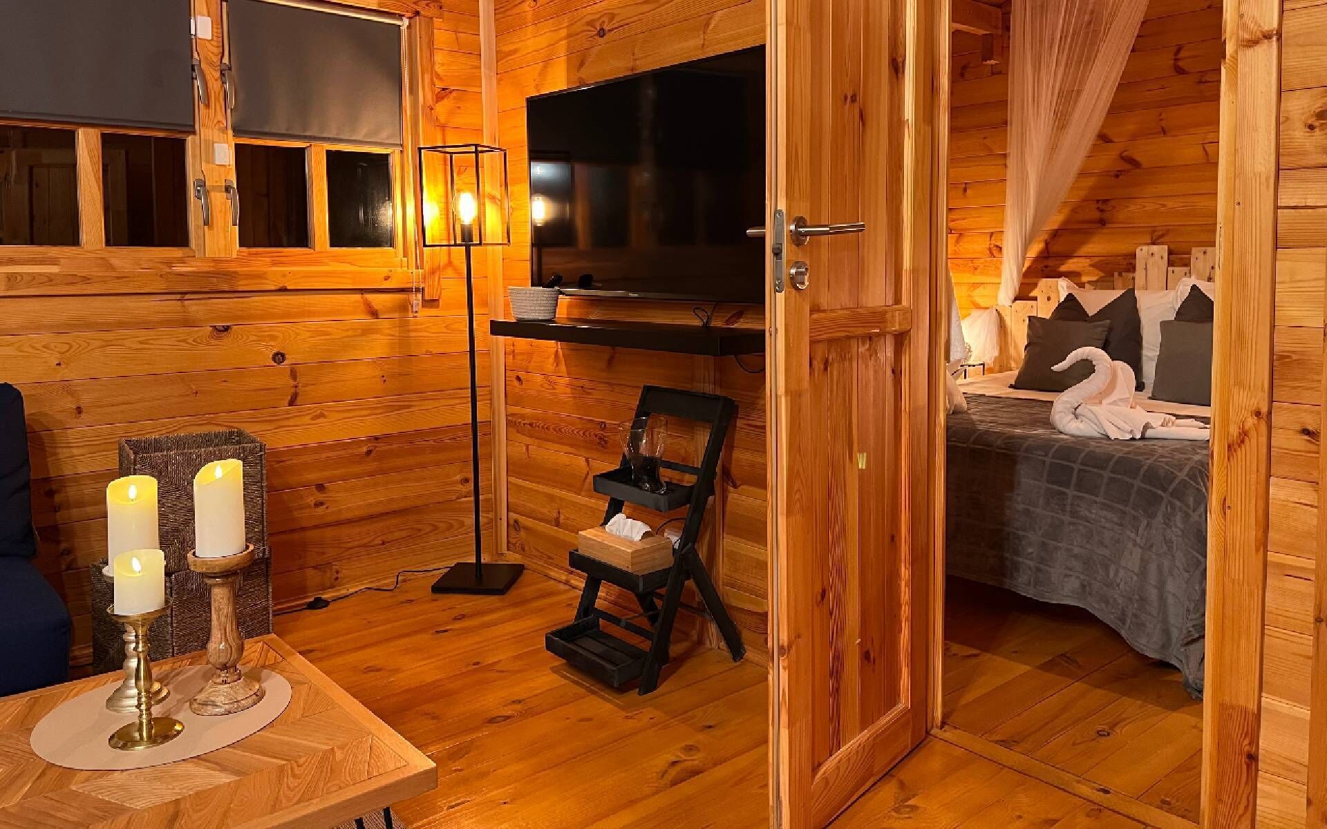 1 多间卧室、上网接入、床单