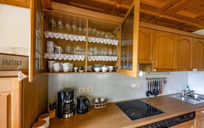 Kylskåp, spishäll, diskmaskin och kaffe- och tebryggare