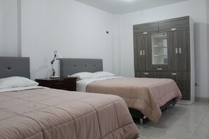 Familjerum | Värdeförvaringsskåp på rummet, individuell inredning och unika möbler