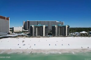 På stranden og strandhåndklær