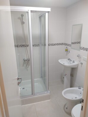 ヘアドライヤー、タオル、石鹸、トイレットペーパー