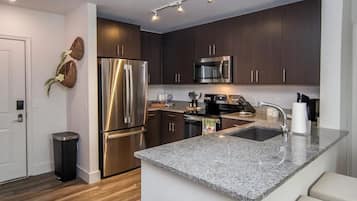 冰箱、微波炉、烤箱、炉灶