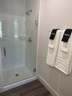Hårtørrer, håndklæder, Sæbe, Toiletpapir