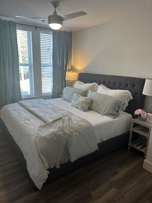 2 bedrooms, WiFi, bed sheets - Walk to the square and the grove! This 2BR 2BA is the perfect location.  (Oxford)