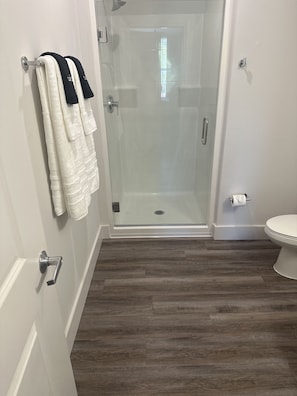 Haartrockner, Handtücher, Seife, Toilettenpapier