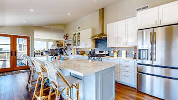 Jääkaappi, uuni, liesi, astianpesukone