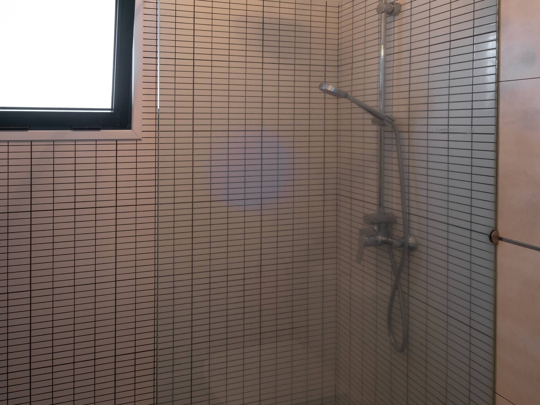 Suihku, hiustenkuivaaja, pyyhkeet