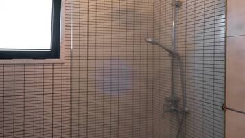 Suihku, hiustenkuivaaja, pyyhkeet