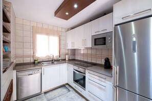 Kühlschrank, Mikrowelle, Ofen, Geschirrspüler