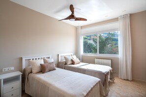 4 habitaciones, tabla de planchar con plancha, cuna de viaje y internet 