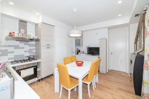Fridge, microwave, oven, stovetop - La casa di Andrea Sleeps 5 with Parking (Caltagirone)
