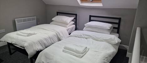 3 habitaciones, tabla de planchar con plancha, wifi y ropa de cama