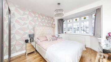 4 bedrooms, WiFi, bed sheets