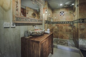 Shower, rainfall showerhead, hair dryer, bathrobes - portobello villa ubud (Ubud)