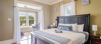 Beautiful Beach House sleeps 12