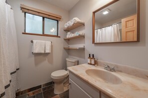 Kabin Keluarga | Kamar mandi | Handuk, sabun, dan sampo