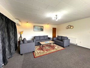 Superior Townhome | Living area