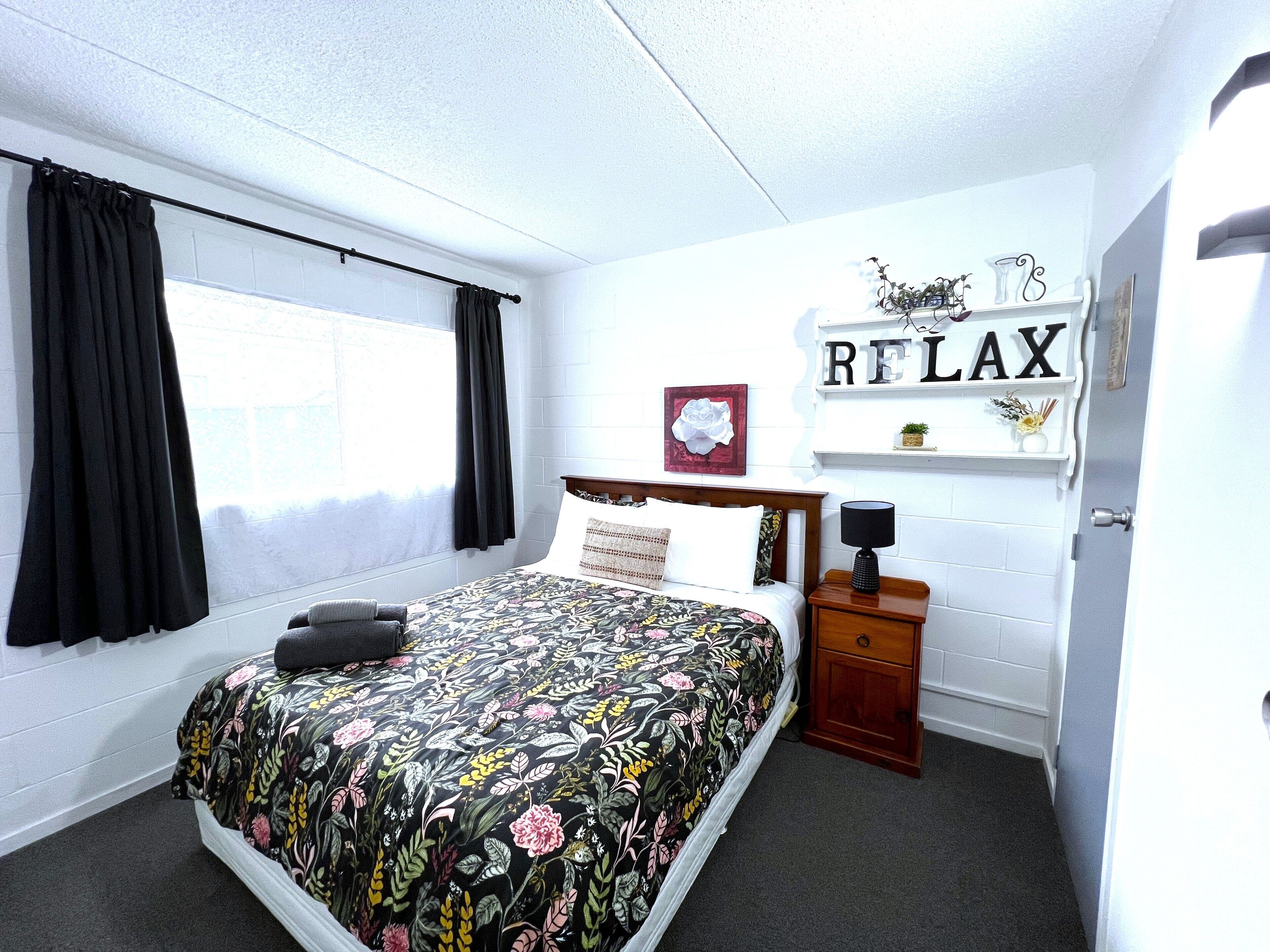 Deluxe Townhome | Blackout drapes, iron/ironing board, free WiFi, bed sheets