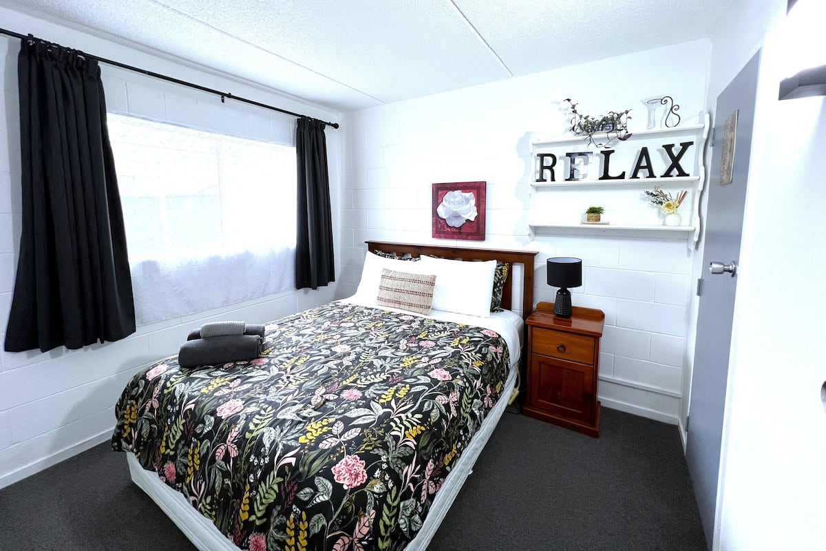 デラックス タウンホーム | 遮光カーテン、アイロン / アイロン台、WiFi (無料)、ベッドシーツ