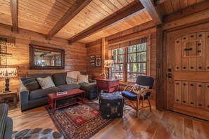 Signature Cabin, 3 Bedrooms, Fireplace, Mountainside | Living area | 45-inch Smart TV with cable channels, fireplace, computer monitors