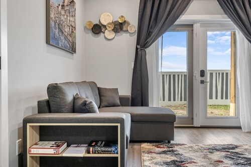 Sunny Walk-out Unit | Free HiSpeed WiFi & Parking | Near Grocery