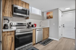 Kühlschrank, Mikrowelle, Ofen, Herdplatte
