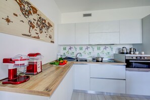 Geladeira, micro-ondas, fogão, cooktop