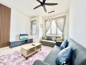 Living area - O3 1-12Pax Cozy Home Setia Alam SCCC TV&WiFi Pool (Shah Alam)