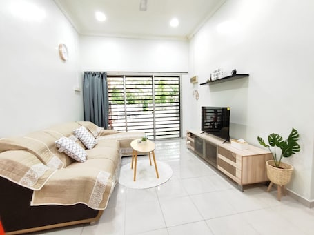 Smart TV. Bidor Family Choice Homestay 3-8paxs