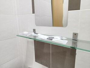 Sèche-cheveux, serviettes fournies, savon, shampoing