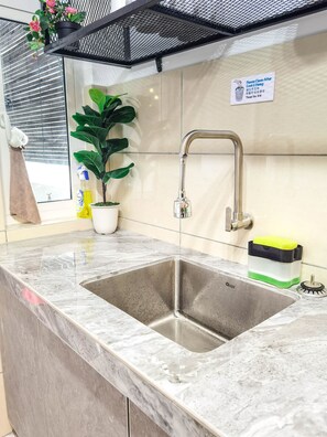 Douche, séchoir à cheveux, bidet, serviettes fournies
