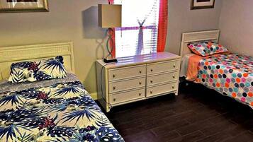 2 bedrooms, iron/ironing board, WiFi