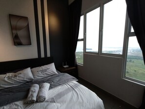 2 bedrooms, iron/ironing board, WiFi, bed sheets - SaltWater Infinity Pool 8pax 2R2B AmberCove Impression City, Near Jonker & Hospt (MELAKA)