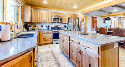 Remodeled home with spectacular view of El Salto Mountain & fireplace - dogs ok