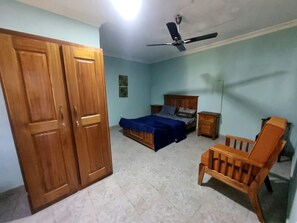 2 slaapkamers, een strijkplank/strijkijzer, wifi, beddengoed