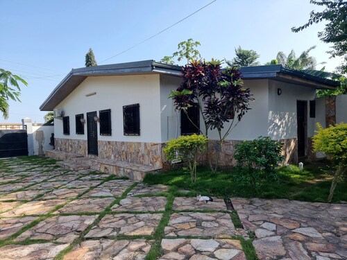 Cozy 2 bedroom apartment in the beautiful Aburi Mountains. 
