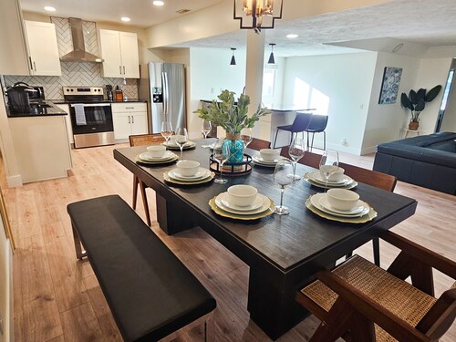 Luxury 4 Bed & 2 Bath Family-sized Home Minutes from Downtown & UNL 