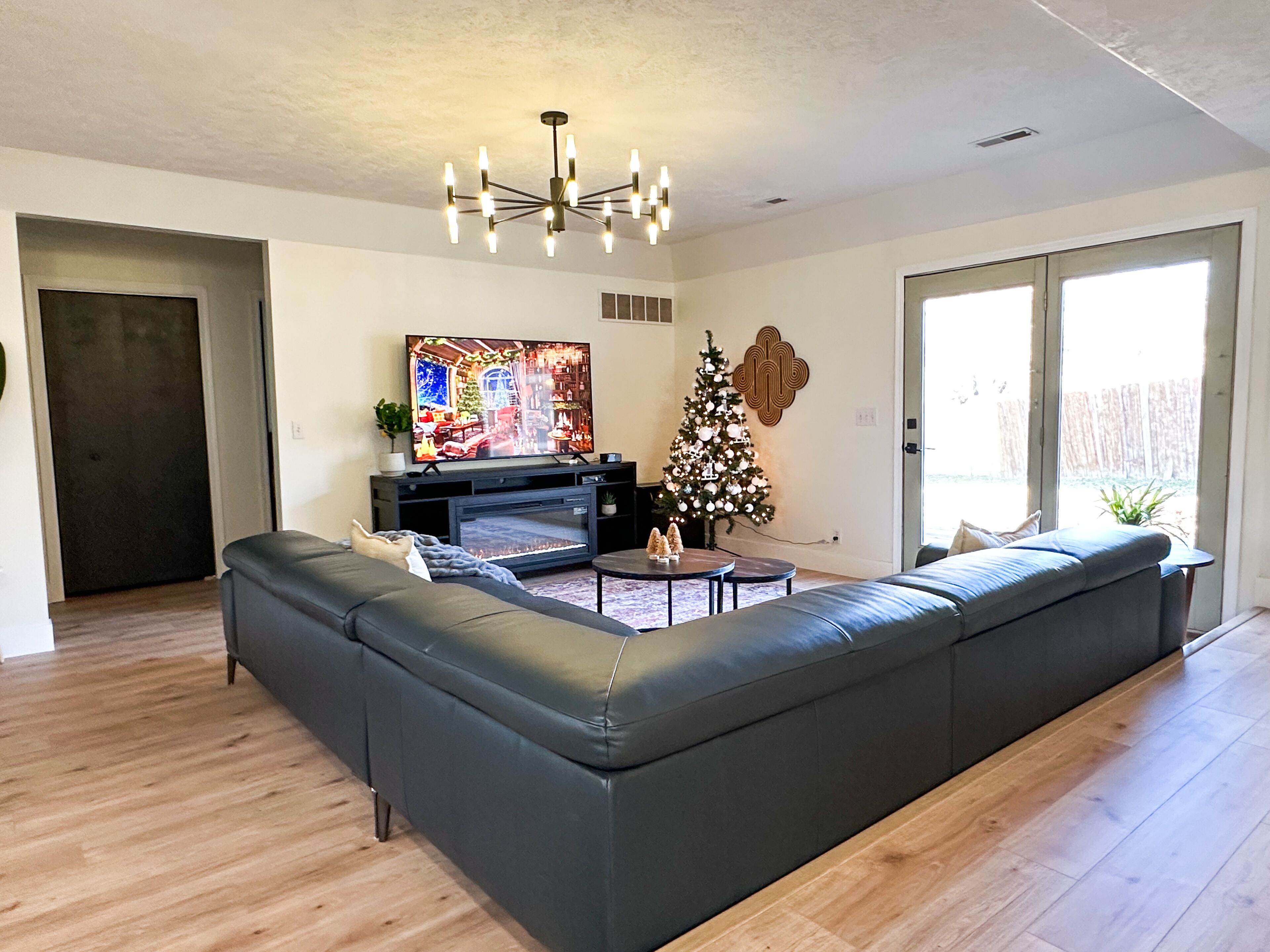 Una Smart TV, una chimenea